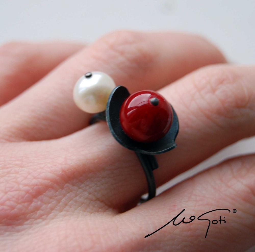 Oxidized Sterling Silver Ring. White Cultured Pearl. Red Pearl Shell. Black. Nenuphar 3 Ring. Handmade By Maria Goti Joyas.