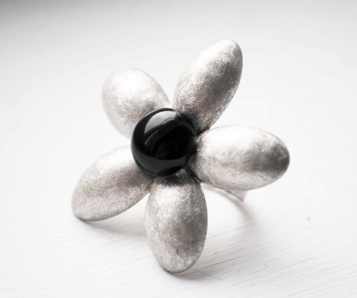 Texturized Sterling Silver Ring. Black Onyx. White And Black. Flower Ring. Handmade By Maria Goti Joyas
